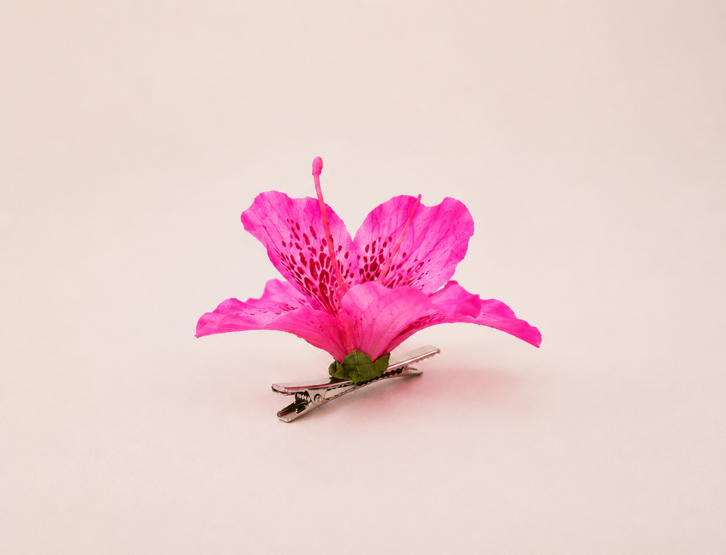 AMARIS – Pinza Floral Rosa Esculpida