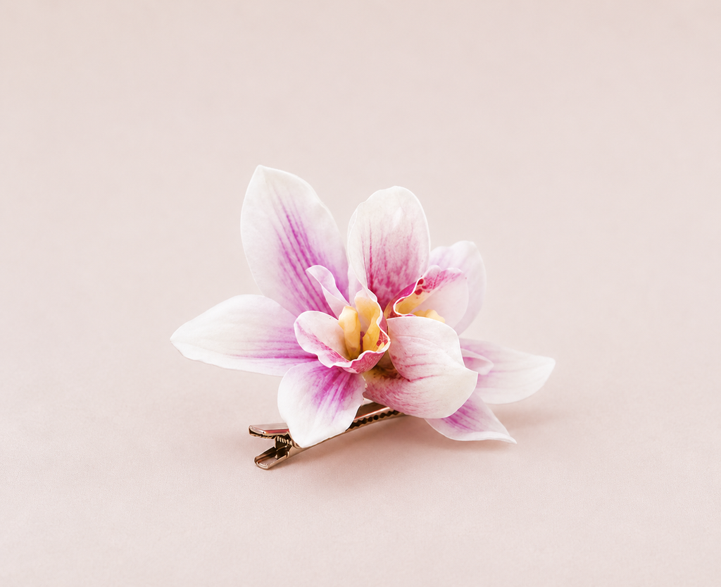 AMARIS – Pinza Floral Rosa Esculpida
