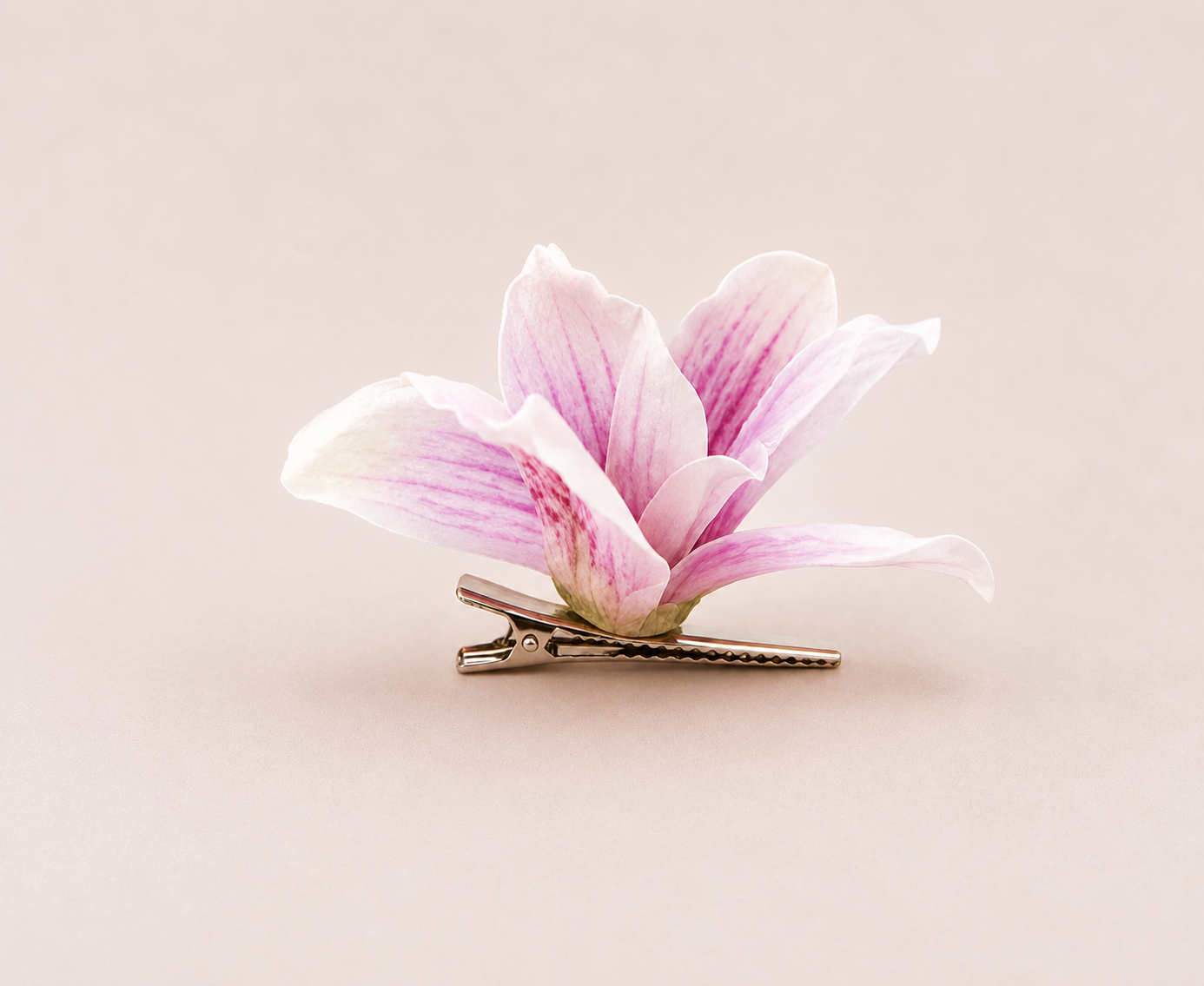 AMARIS – Pinza Floral Rosa Esculpida