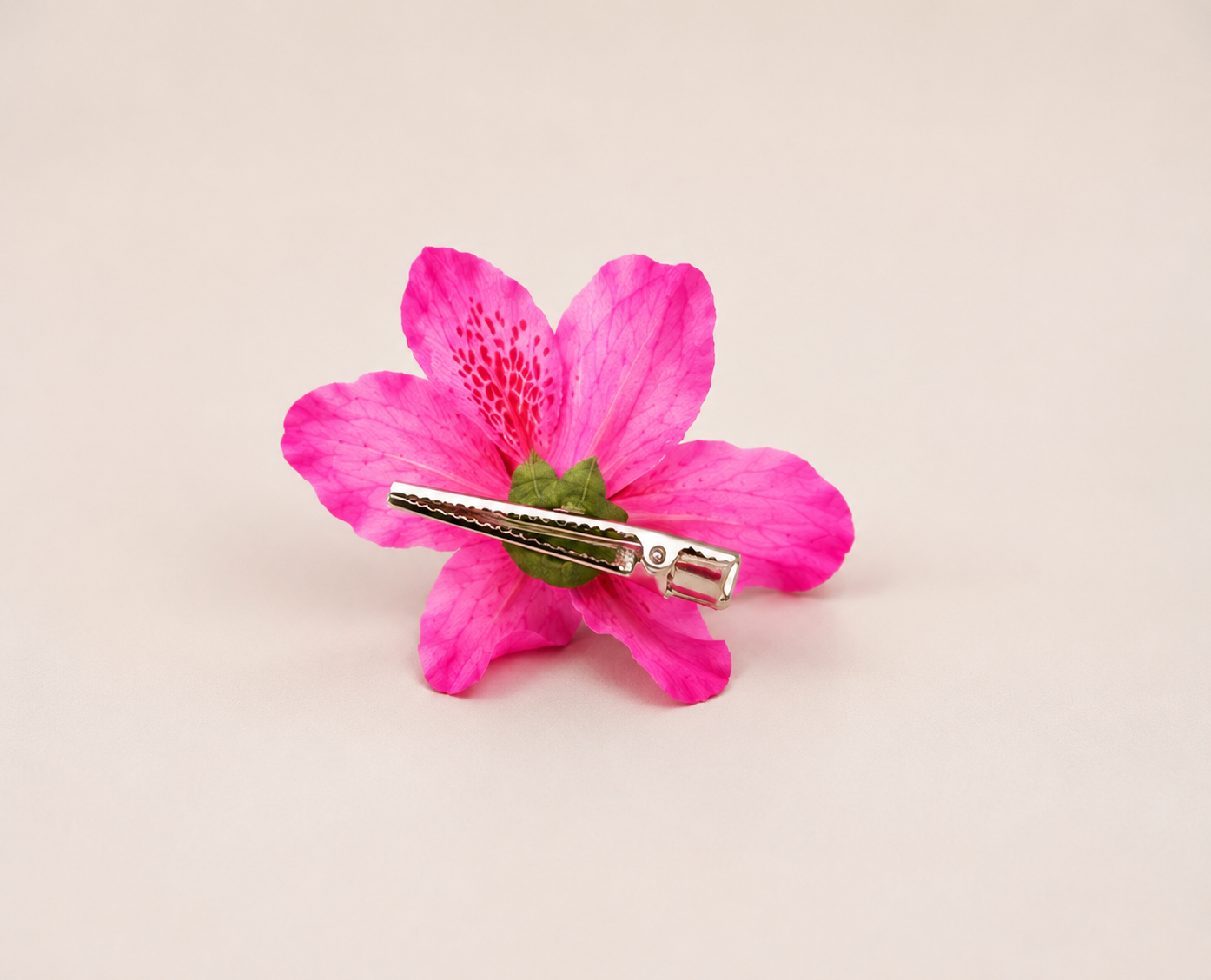 AMARIS – Pinza Floral Rosa Esculpida